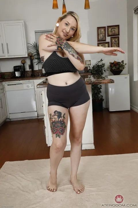 Hadley Haze: Blonde PAWG Spreads Her Pussy Wide – photo 1 of 21