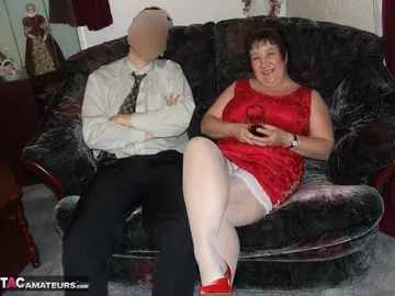 Kinky Carol – Thick British MILF Takes Cum on Big Tits After Sex