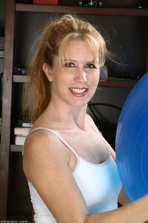 Mature Amateur MILF Poses Nude in the Gym – photo 2 of 21