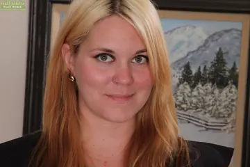 Lindsay Jackson – Thick Blonde MILF Pulls Her Panties Aside and Spreads Wide