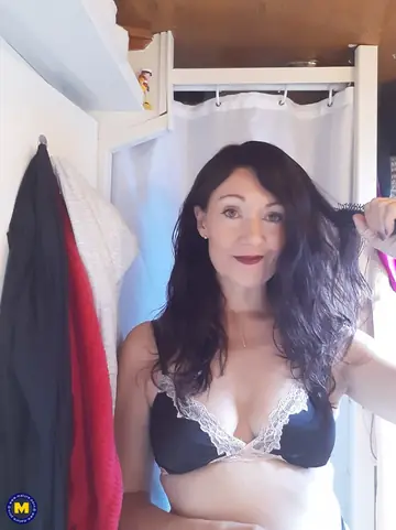 Kitty Cream – British MILF Poses Nude and Shows Her Petite Body