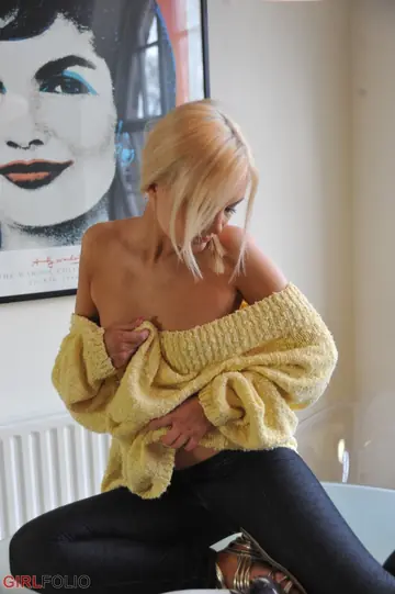 Faye Taylor – Blonde Pulls Down Her Jeans and Fingers Her Shaved Pussy