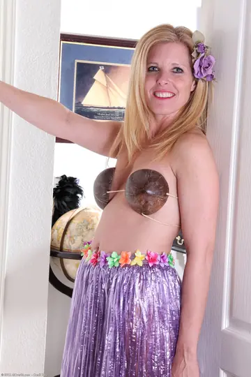 Curvy Blonde MILF Uses Banana on Big Tits and Shaved Pussy