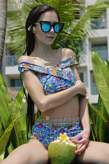 Leona Mia – Skinny Russian Strips Out of Her Bikini and Spreads