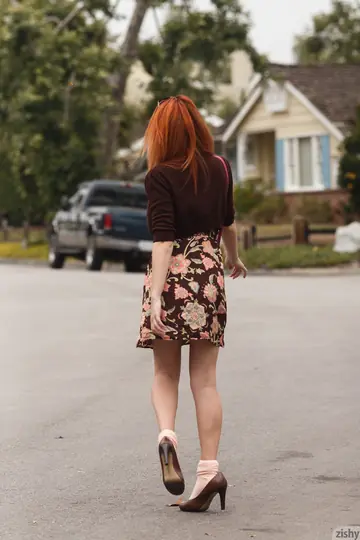Penelope Lynn – Busty Redhead Flashes Her Natural Tits and Spreads Outdoors