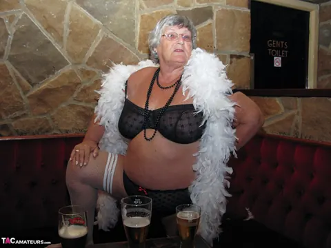 BBW with Big Natural Tits Strips Nude Outdoors Over Beers – photo 3 of 20