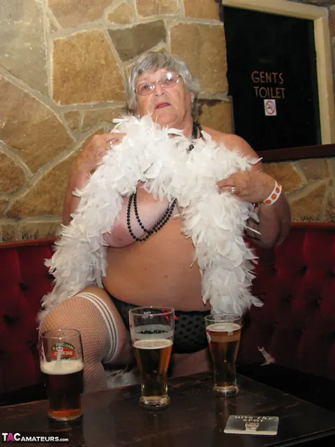 BBW with Big Natural Tits Strips Nude Outdoors Over Beers – photo 5 of 20