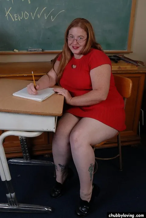 Mature Redhead with Big Tits Strips and Spreads – photo 2 of 16