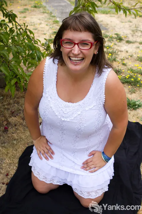 BBW Undresses Outdoors in Her Panties – photo 3 of 15