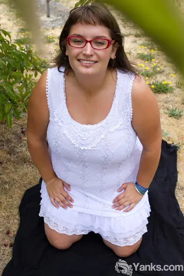 BBW Undresses Outdoors in Her Panties
