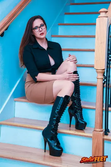 Sadie Holmes – Tall Brunette MILF Strips Off Her Boots to Show Her Feet