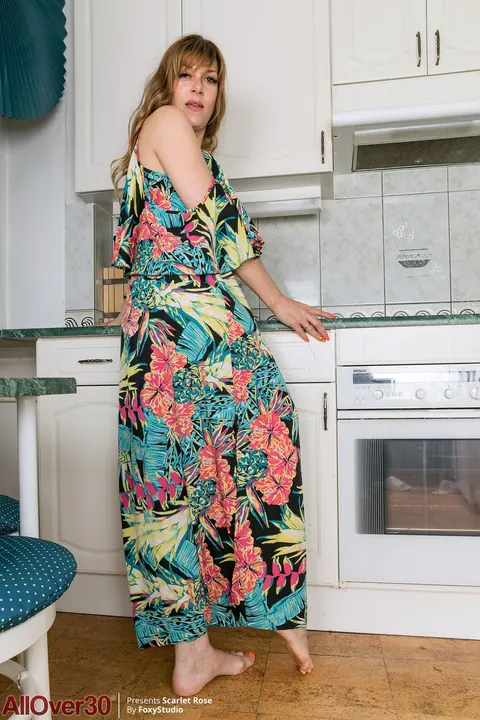 Scarlet Rose: British Redhead MILF Spreads Her Pussy on the Kitchen Counter – photo 2 of 21