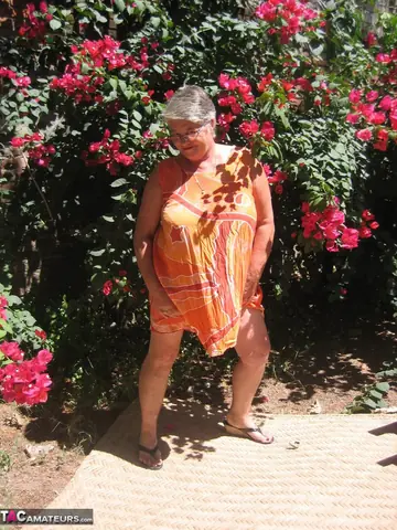 BBW Strips Out of Her Skirt on a Garden Patio