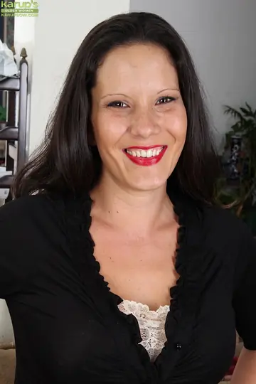 DeSire Delgoto – Mature Brunette with Big Tits Uncups Her Naturals and Spreads