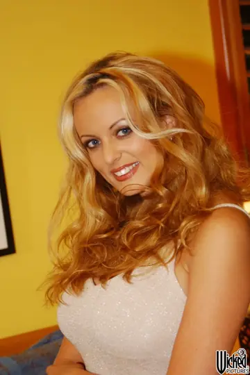 Stormy Daniels – Blonde MILF with Big Tits Spreads Her Trimmed Pussy Outdoors