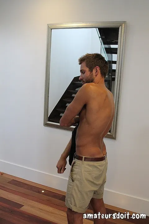 Man Strips Nude and Flexes for the Camera – photo 13 of 21