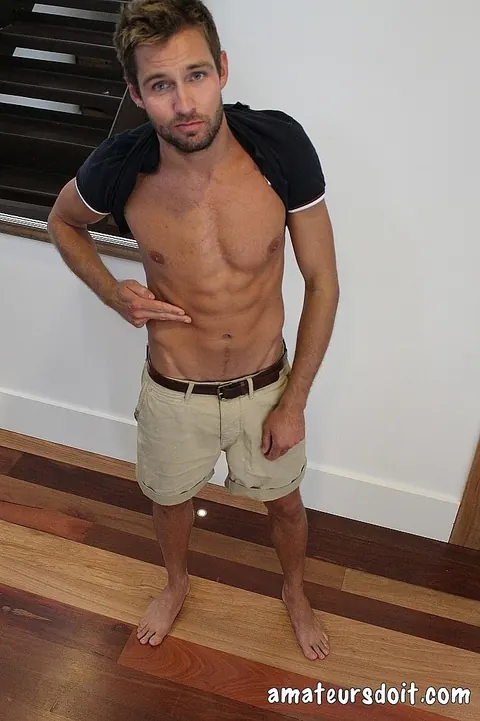 Man Strips Nude and Flexes for the Camera – photo 12 of 21
