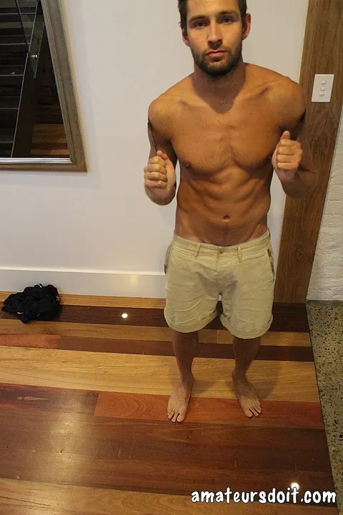 Man Strips Nude and Flexes for the Camera – photo 17 of 21
