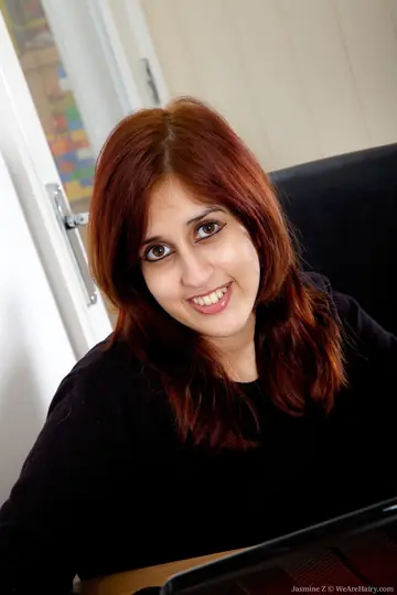 Jasmine Z – Short-Haired Brunette Fingers Her Hairy Pussy in a Chair