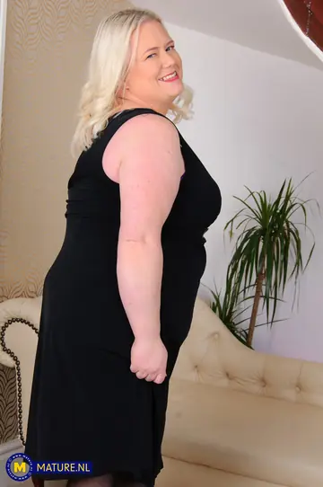 Thick Mature British Woman in Stockings Toys Her Pussy