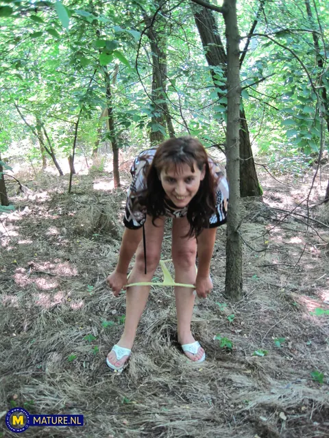 Slim European MILF Poses Nude in the Forest – photo 5 of 20