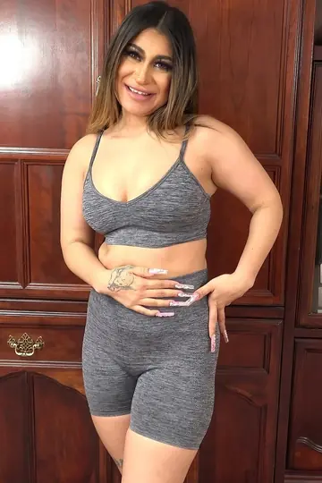 Mila Milkshake – Thick Latina in Shorts Gives a Blowjob and Swallows Cum