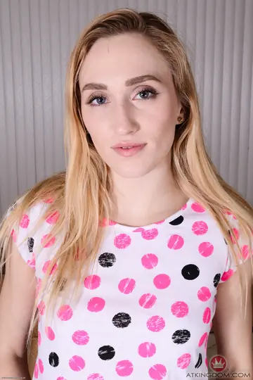 Victoria Gracen – Slim Blonde Shows Her Hairy Pussy and Small Tits