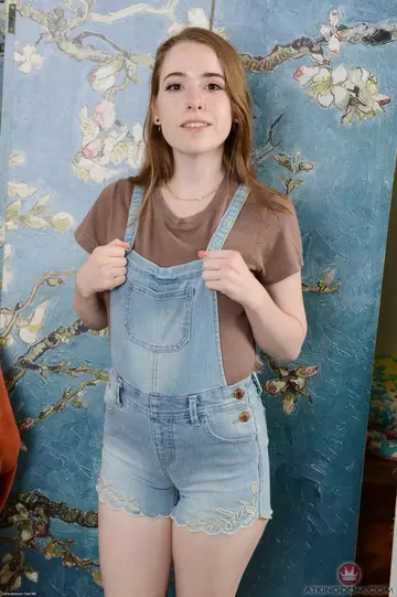 Alice Merchesi – Petite Amateur Peels Off Her Shorts and Spreads Her Gaping Pussy