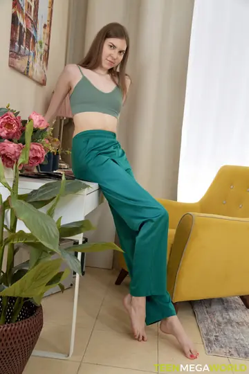 Alice Xo – Brunette Gets Fucked Doggy Style for a Creampie
