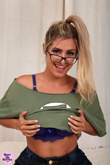 Mia Linz – Curvy Latina with Big Tits Strips and Spreads in the Bedroom