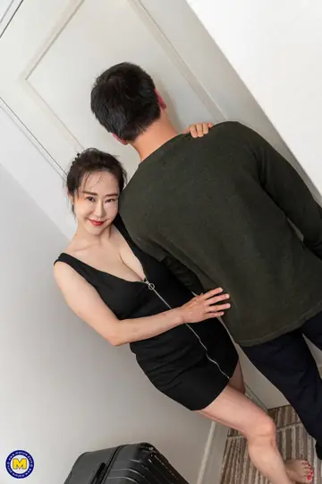 Asian MILF Reveals Her Hairy Pussy and a Creampie After Sex