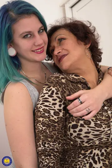 Mature European Lesbians Kiss, Finger and Lick Pussy in Bed