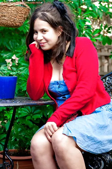 BBW Latina Undresses Outdoors in a Skirt