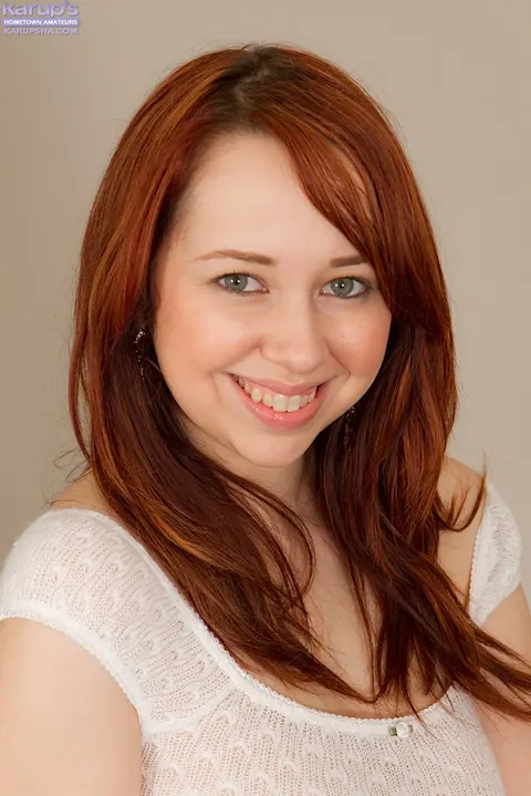 Alisyn Carliene: Chubby Redhead Undresses and Spreads Her Shaved Pussy – photo 2 of 16