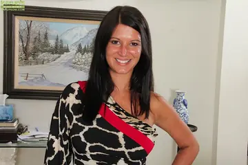 Veronica Jones – Busty Brunette MILF Strips Off Her Panties and Heels to Spread