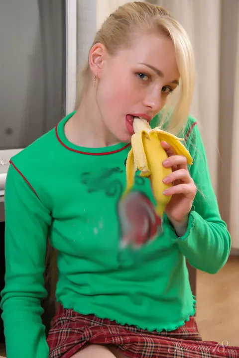Blonde Strips Naked but Keeps Striped Socks On While Peeling a Banana – photo 5 of 16