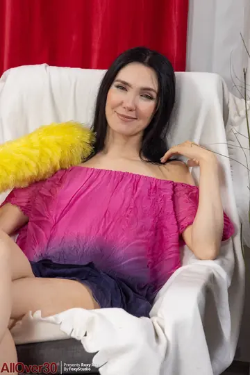 Roxy Roz – Tall Brunette MILF in Panties and Heels Shows Her Shaved Pussy