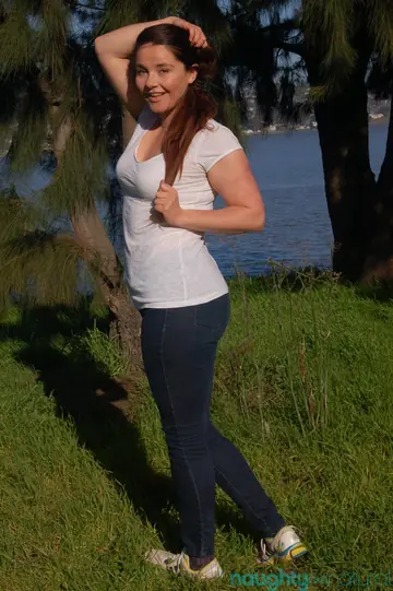 Maxine Holloway – Tall Curvy Amateur Strips Off Her Jeans Outdoors and Fingers Her Hairy Pussy