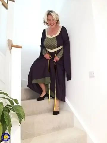 Camilla Creampie – Petite British MILF Gets Fucked in Stockings