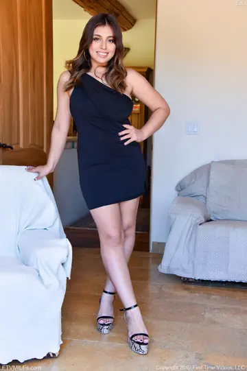 Ella Knox – Latina MILF with Big Natural Tits Poses Nude