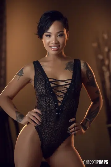 Thick Ebony Babe with Short Hair Masturbates and Spreads