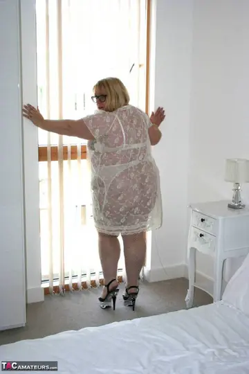 Lexie Cummings – Curvy Blonde MILF in Stockings Fingers Her Ass and Uses Fox Tail Plug