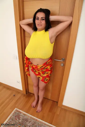 Tall Curvy MILF Bares Her Big Natural Tits and Spreads Her Pussy