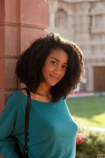 Ariana Aimes – Amateur Ebony Brunette Flashes Her Big Natural Tits Outdoors