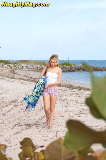 Michelle Honeywell – Blonde in a Bikini and Shorts Exposes Her Ass on the Beach