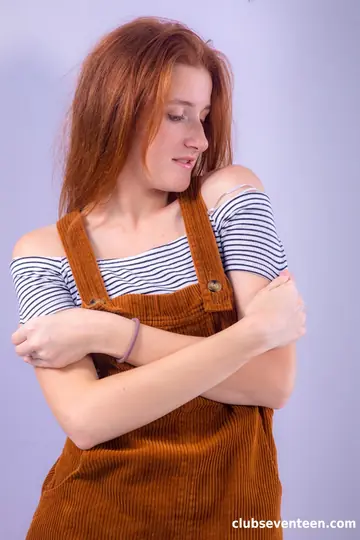Foxy Lee – Russian Redhead Spreads Her Pussy and Toys Herself