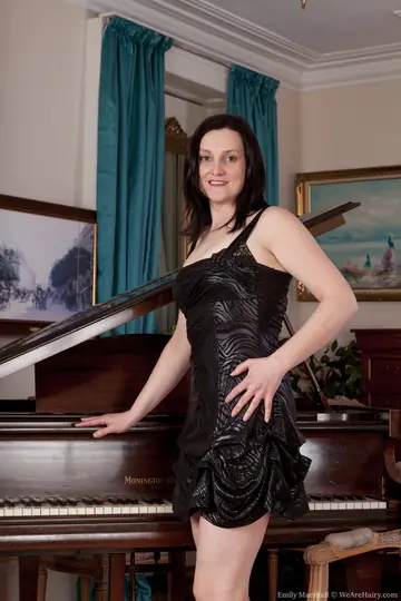 Emily Marshall – Curvy British MILF Ditches Her Dress to Finger Her Hairy Pussy