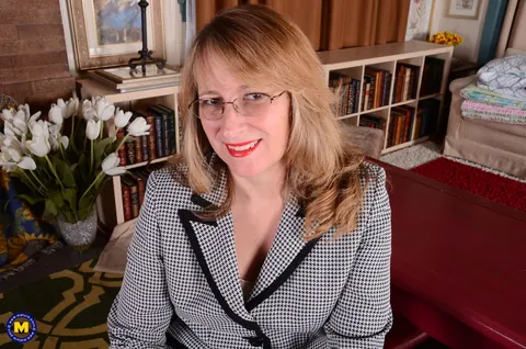 Thick MILF in Glasses Undresses and Spreads Wide – photo 5 of 21