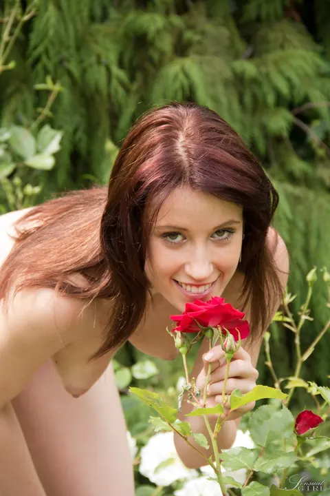 Minnie Manga: Slim Redhead Undresses and Spreads on the Grass – photo 9 of 17