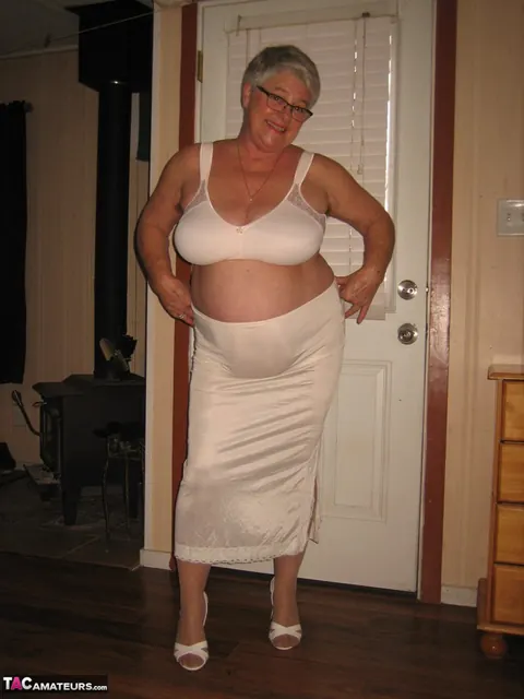Short-Haired BBW Shows Hairy Armpits and Big Tits – photo 8 of 20